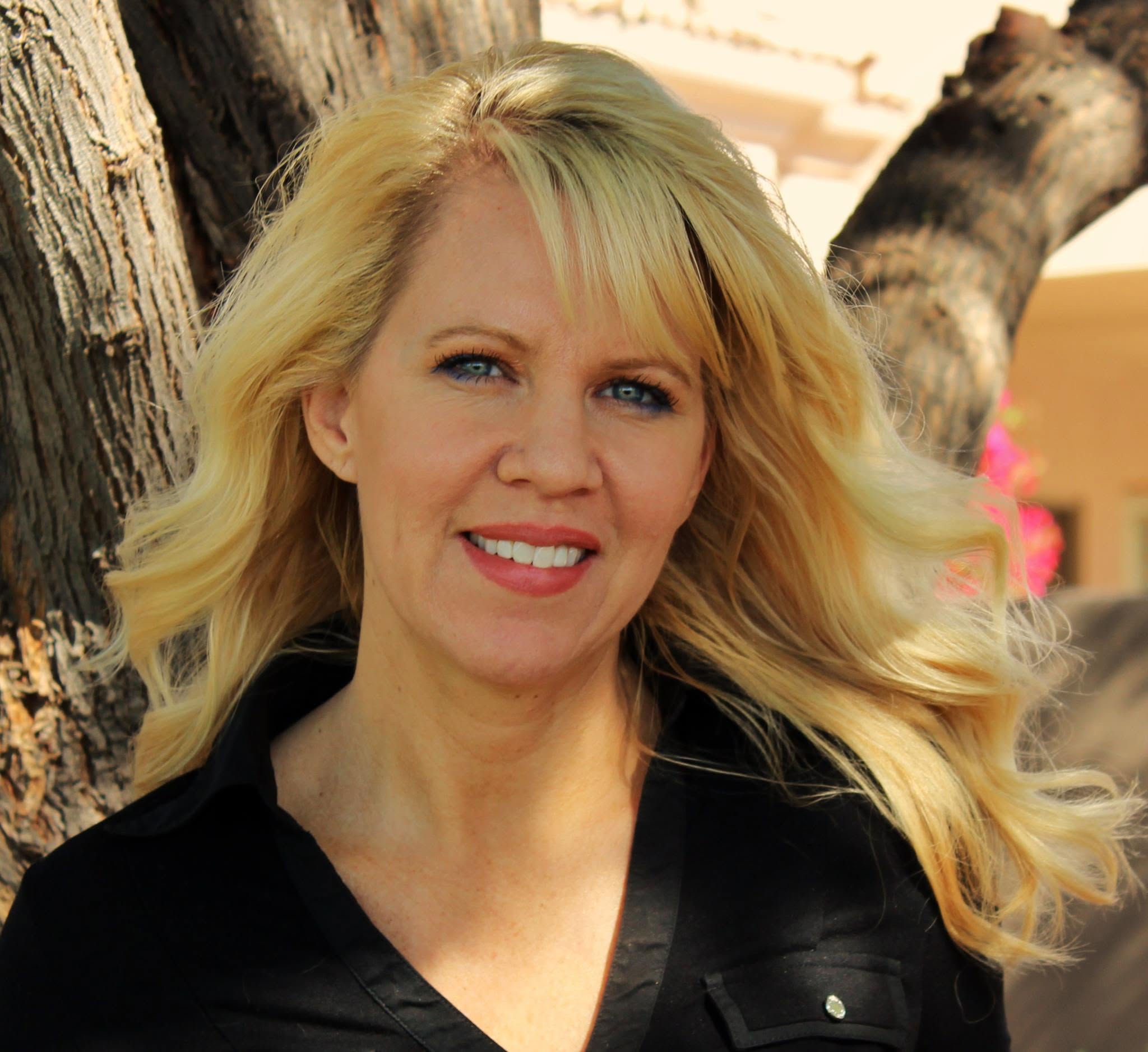 Julie Hollanti headshot